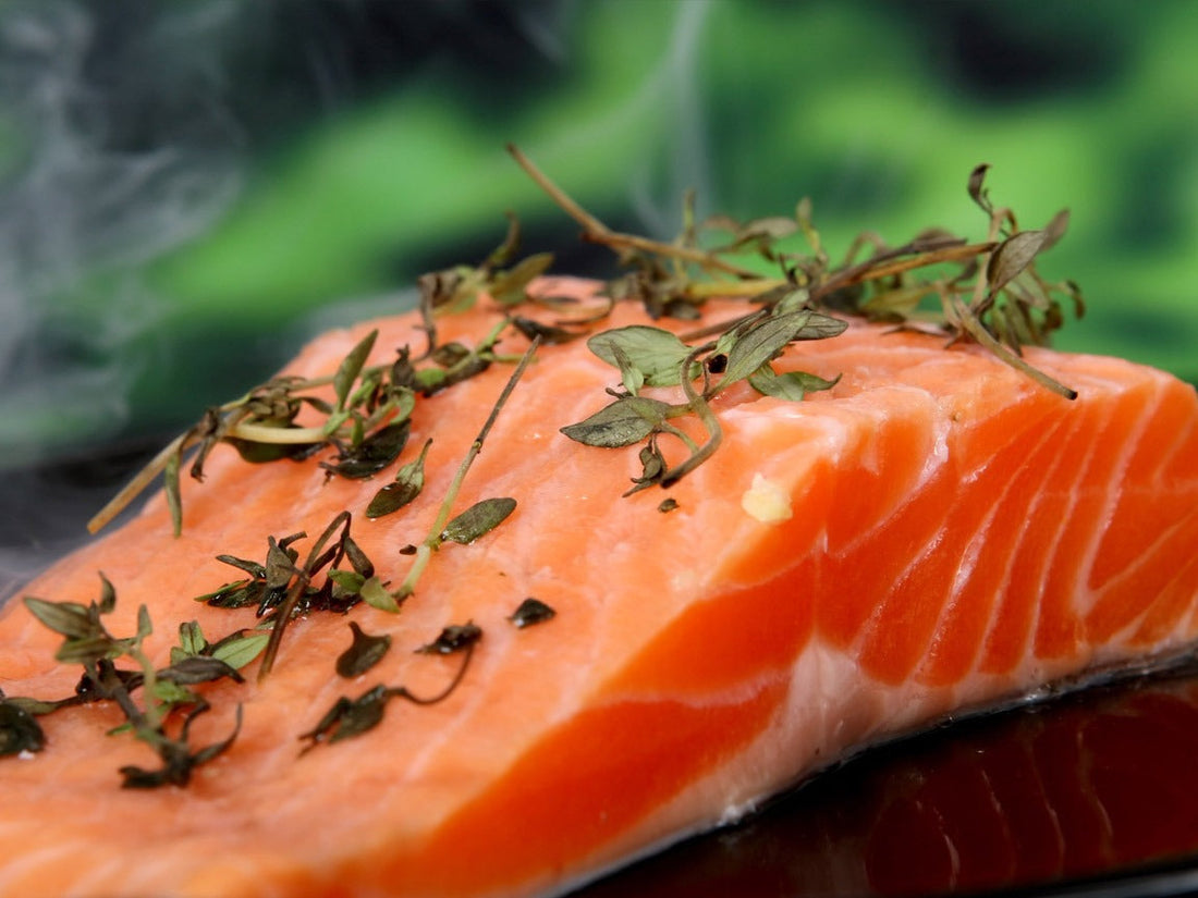 Zalm roken in een kartonnen doos