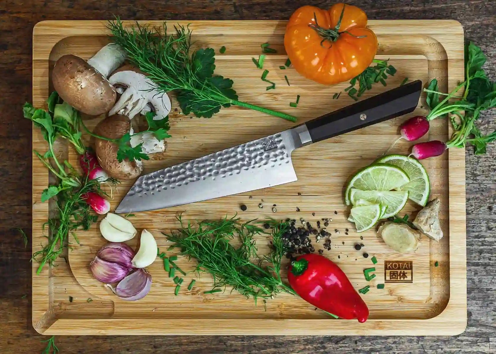 kotai bunka kiritsuke met groentes op kotai snijplank van bamboe