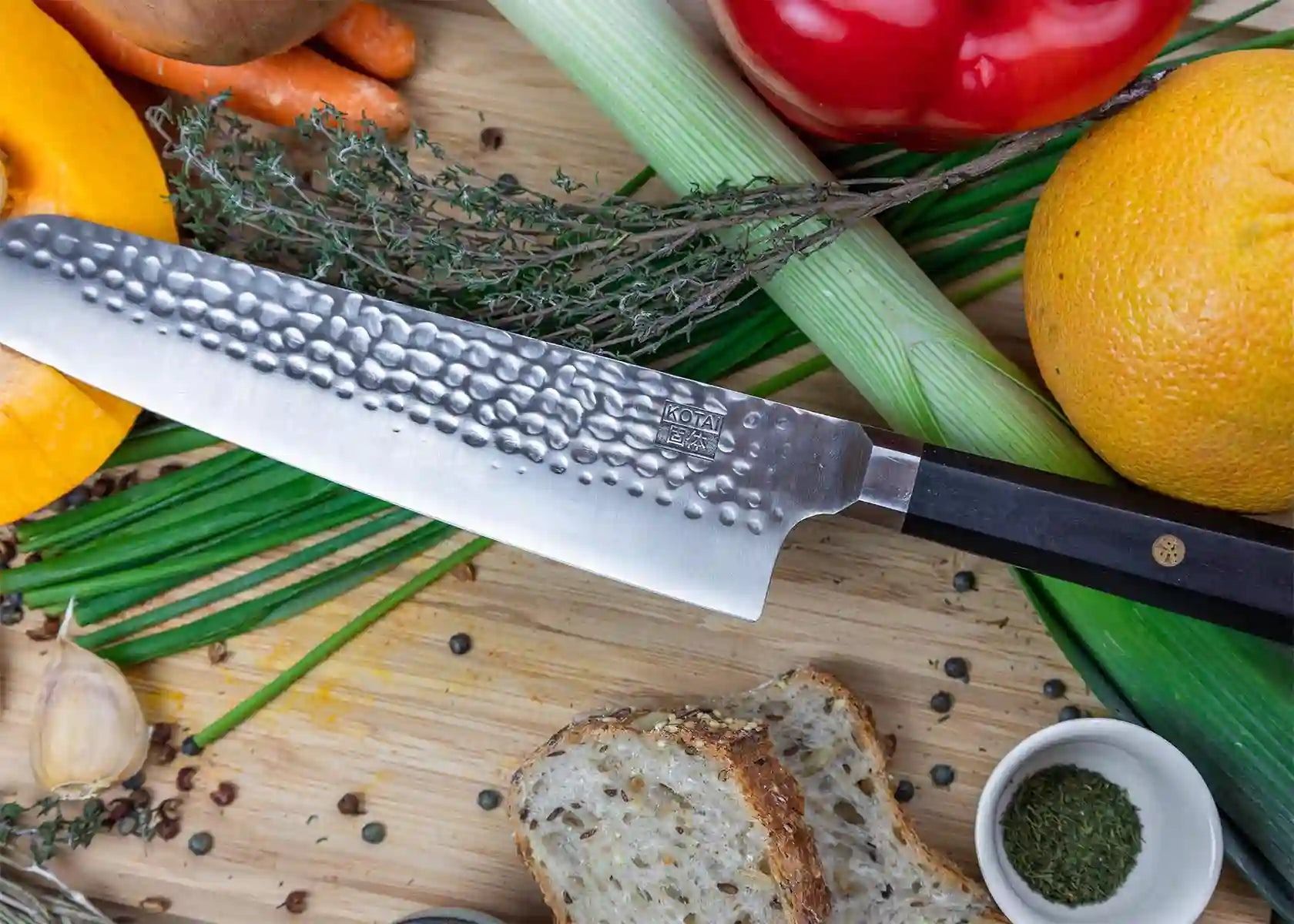 druiven snijden met kotai bunka groentemes op houten snijplank