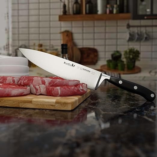 giesser bestcut koksmes 20 cm op snijplank met vlees