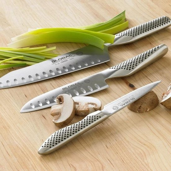 global gs80 santokumessen met kuiltjes 18 cm rvs op houten tafel