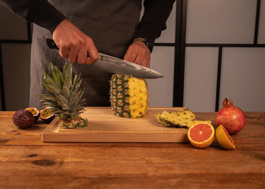 Ananas snijden met KOTAI Hashi Damascus Koksmes Gyuto met lemmet van 20 cm