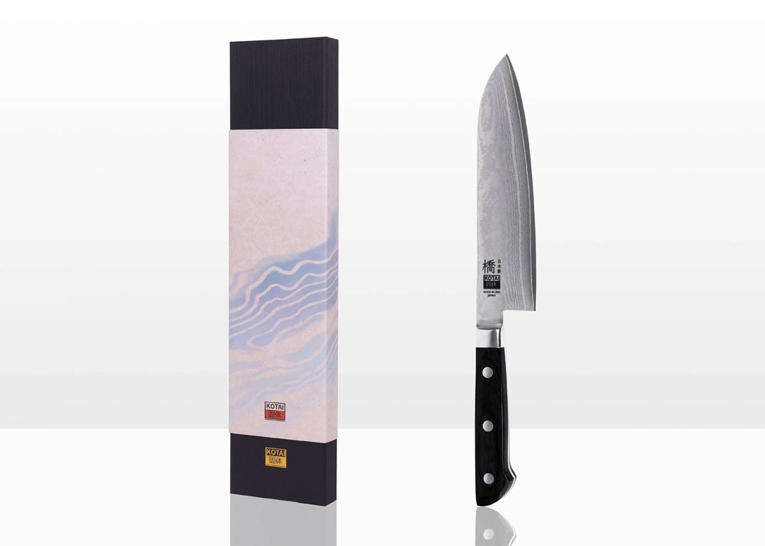KOTAI Hashi Damascus Santokumes met lemmet van 17 cm naast geschenkverpakking