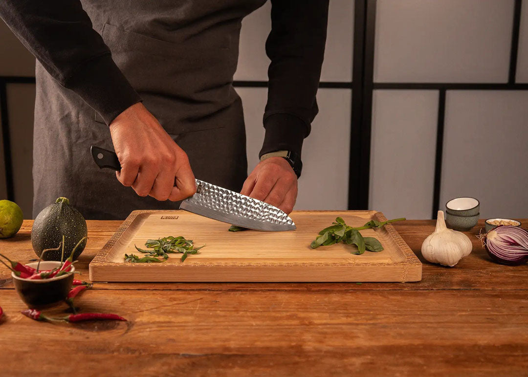 Groentes snijden met KOTAI Hashi Tsuchime Santoku met 17 cm lemmet