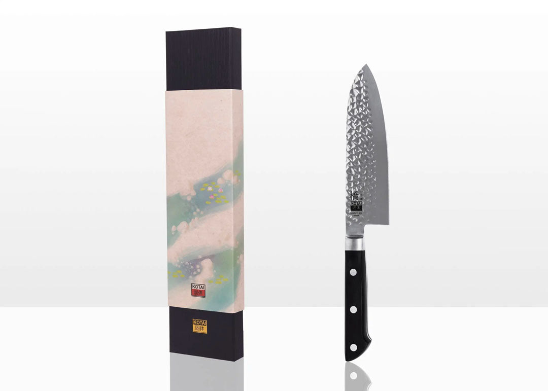 KOTAI Hashi Tsuchime Santoku met 17 cm lemmet naast doos
