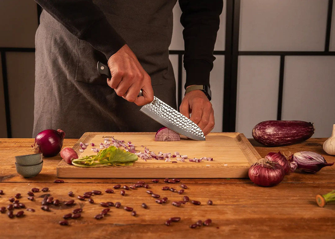 Uien snijden met KOTAI Hashi Tsuchime Santoku met 17 cm lemmet
