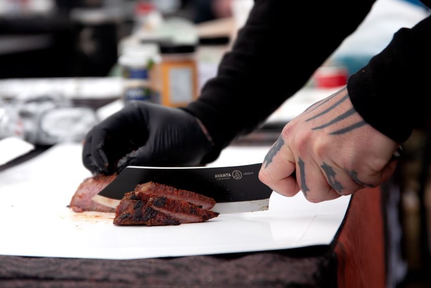 vlees snijden met messermeister bennie kendrick bbq mes avanta 20 cm zwart