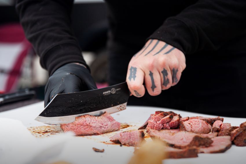 stukken vlees snijden met messermeister bennie kendrick bbq mes avanta 20 cm zwart