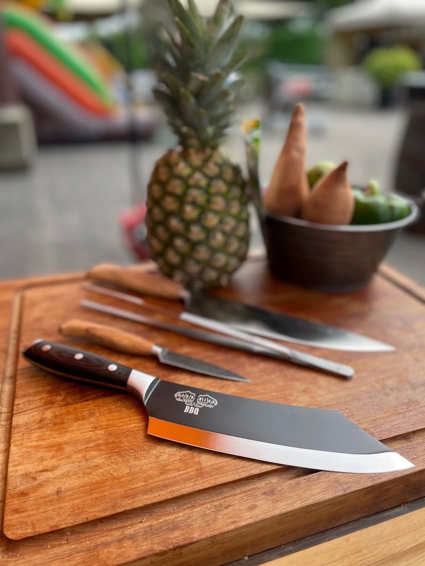messermeister bennie kendrick bbq mes avanta 20 cm zwart op houten snijplank met ananas