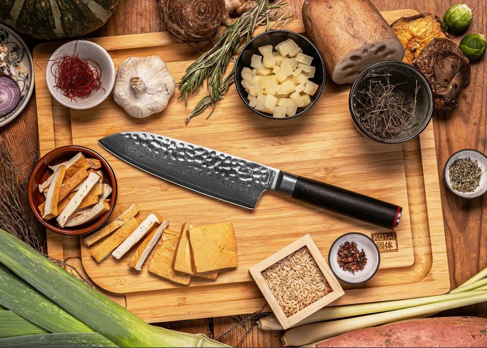 kotai pakka damascus santoku 18 cm pakkahout op houten snijplank