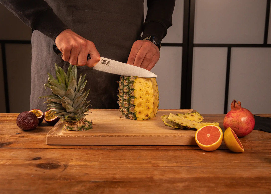 Ananas snijden met KOTAI Hashi Koksmes Gyuto met 18 cm lemmet en zwart heft