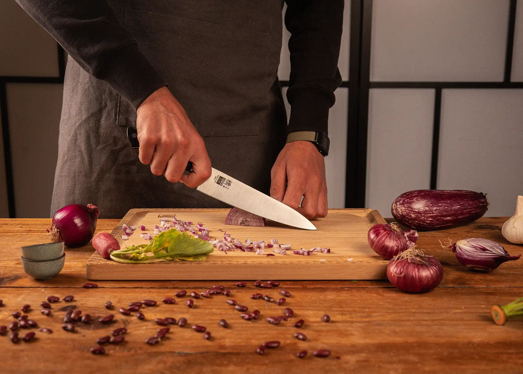 Uien snijden met KOTAI Hashi Koksmes Gyuto met 18 cm lemmet en zwart heft