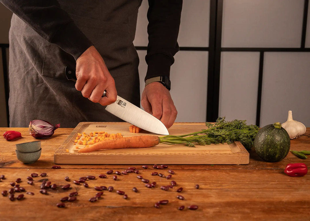 Wortel snijden met KOTAI Hashi Santoku met 17 cm lemmet