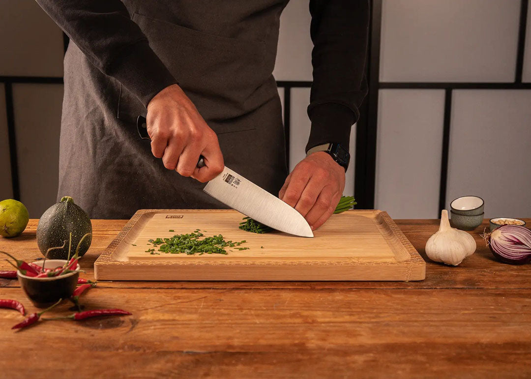 Groentes snijden met KOTAI Hashi Santoku met 17 cm lemmet