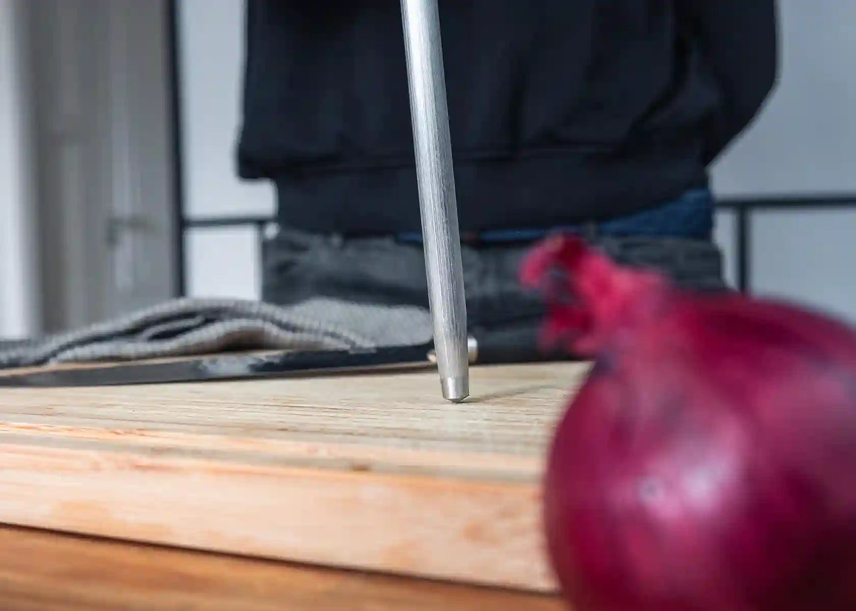 kotai aanzetstaal op houten snijplank