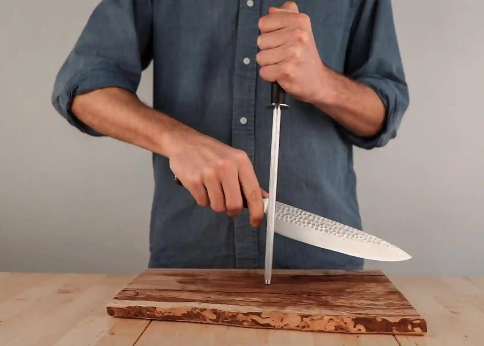 kotai koksmes slijpen met kotai aanzetstaal op houten plank