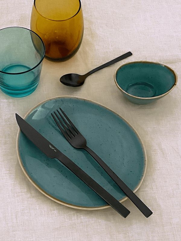 pintinox zwart bestek duke op tafel