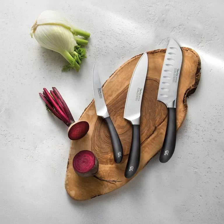 Robert Welch Signature Santoku 14 cm met koksmes en keukenmes op snijplank